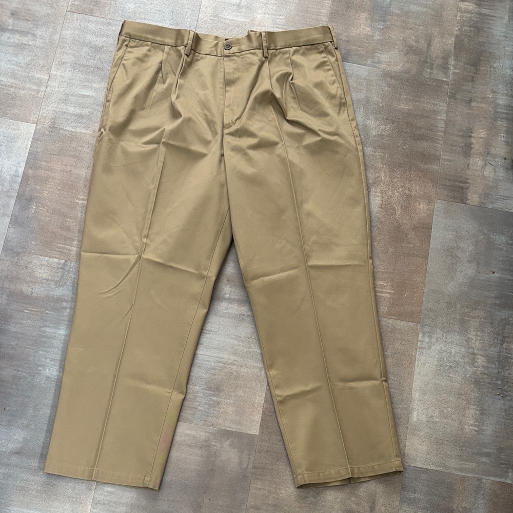 Dockers Men's Tan Pleated Chinos